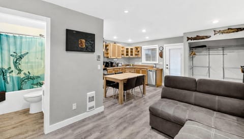 Bathroom, Living room, Bath, kitchen