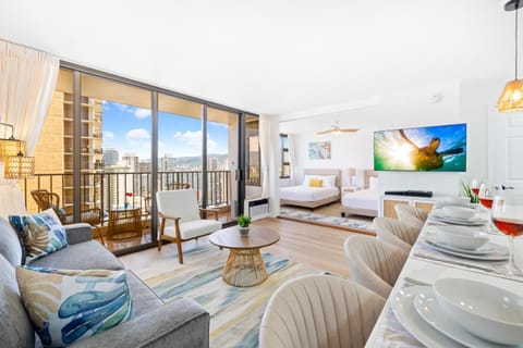 TV and multimedia, Balcony/Terrace, Photo of the whole room, Seating area, Dining area, Bedroom