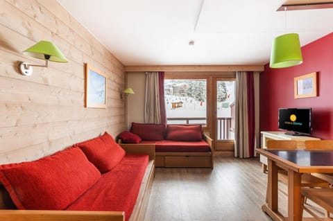 Bed, Living room