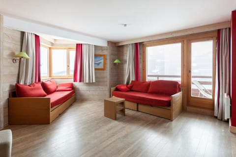 Bed, Living room, furniture