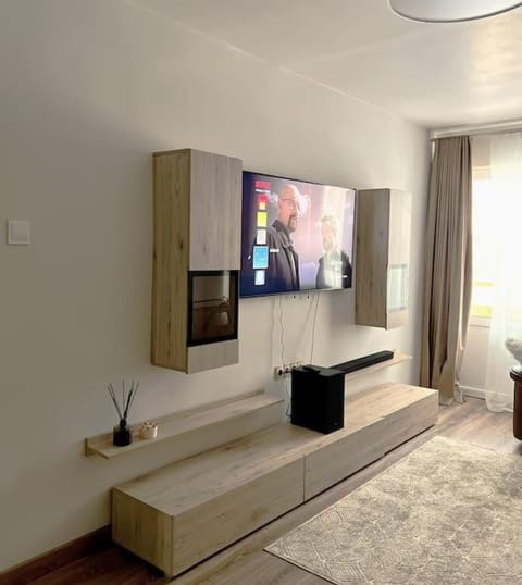 TV and multimedia, Living room, Evening entertainment