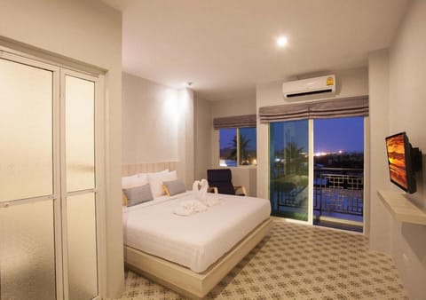 Bed, TV and multimedia, Balcony/Terrace, Photo of the whole room, air conditioner