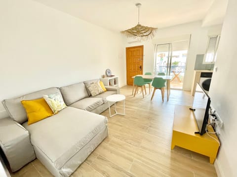 TV and multimedia, Kitchen or kitchenette, Living room, Seating area, Dining area
