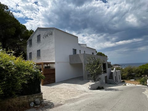 Property building, Neighbourhood