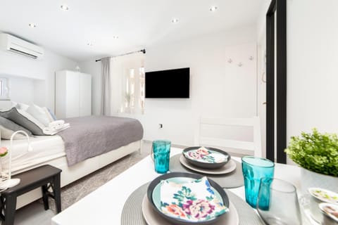 Bed, TV and multimedia, Seating area, Dining area