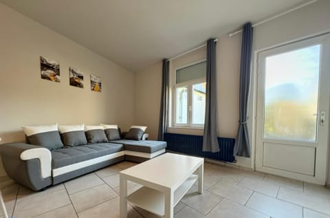 Gare 173A Bruxelles-Charleroi-airport Apartment in Charleroi