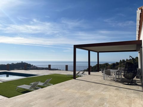 View (from property/room), Balcony/Terrace, Pool view, Sea view