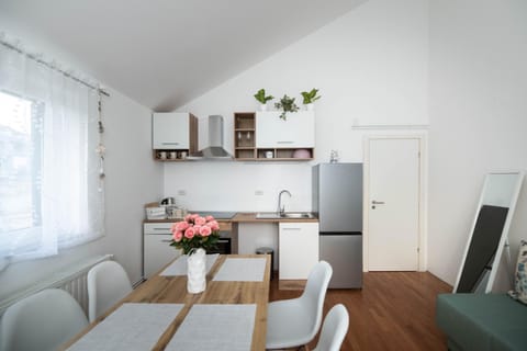 Kitchen or kitchenette, Living room, Seating area, Dining area, pet friendly