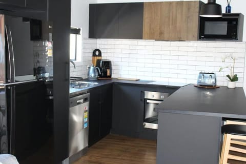 CBD Elizabeth St Modern Townhouse - Secure Parking House in Launceston