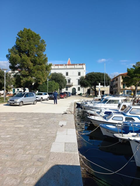 Neighbourhood, Location