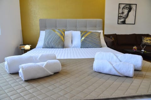 Bed, Bedroom, towels