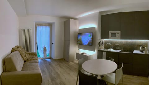 Kitchen or kitchenette, Seating area