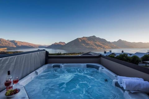 Natural landscape, Hot Tub, View (from property/room), Balcony/Terrace, Lake view, Mountain view