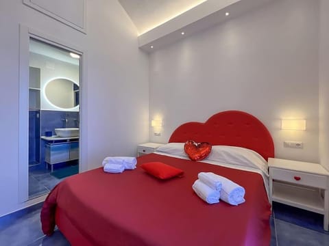 Bed, Bathroom, Photo of the whole room, Bedroom, towels