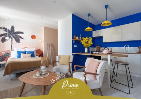 Bed, Kitchen or kitchenette, Living room, Photo of the whole room, Dining area