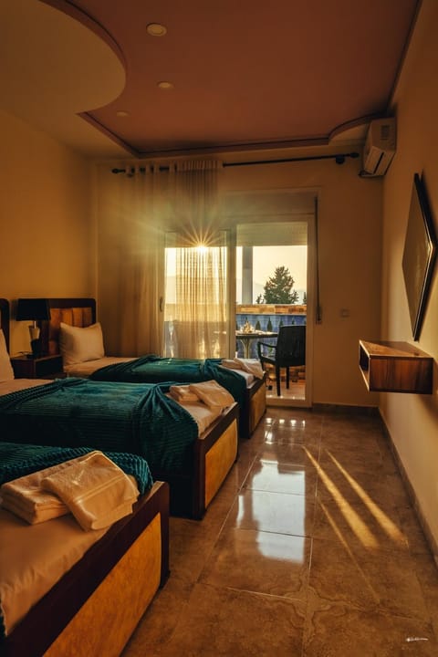 Bed, Balcony/Terrace, Photo of the whole room, Bedroom, towels