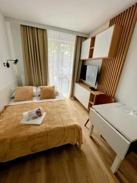 Bed, Photo of the whole room, Seating area, Dining area