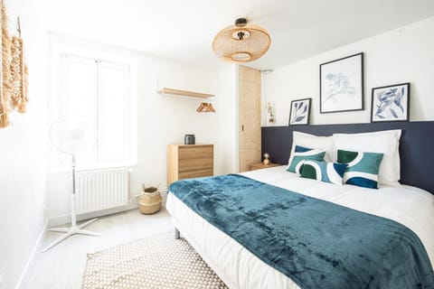 Bed, Photo of the whole room, Bedroom, internet