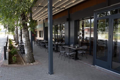 Patio, Restaurant/places to eat, Facade/entrance, Day