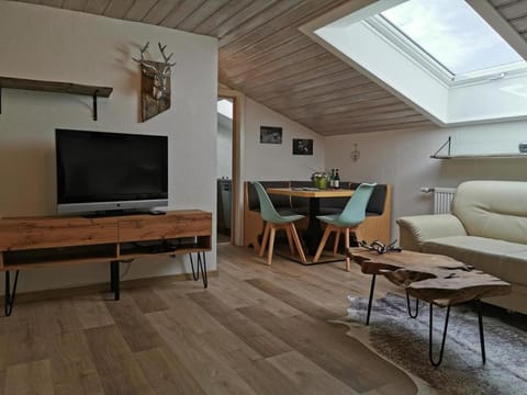 TV and multimedia, Living room, Seating area, Dining area