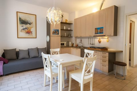 Seating area, kitchen