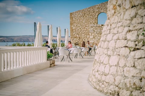 Patio, Day, People, Natural landscape, View (from property/room), Balcony/Terrace, Sea view, group of guests