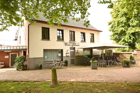 Property building, Restaurant/places to eat, Facade/entrance, Day