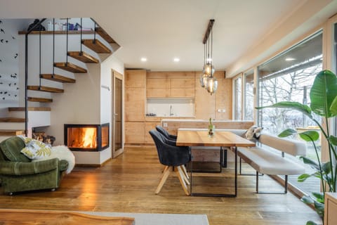 Kitchen or kitchenette, Dining area