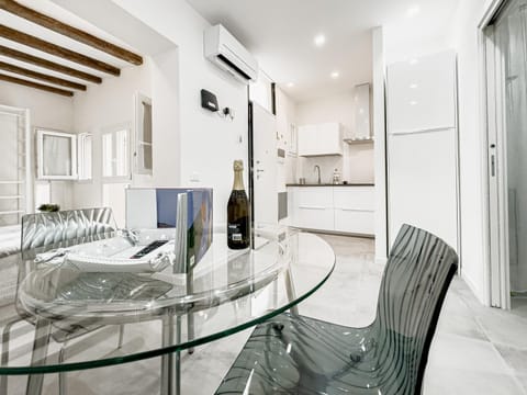 TV and multimedia, Kitchen or kitchenette, Living room, Seating area, Dining area, air conditioner