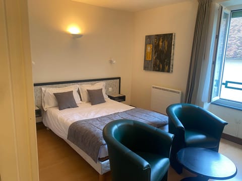 Bed, Photo of the whole room, Seating area, Bedroom