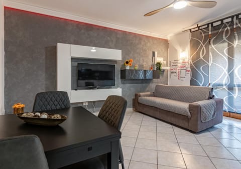 Communal lounge/ TV room, TV and multimedia, Living room, Seating area, Dining area, Evening entertainment, fireplace