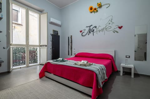 Bed, Photo of the whole room, towels, air conditioner
