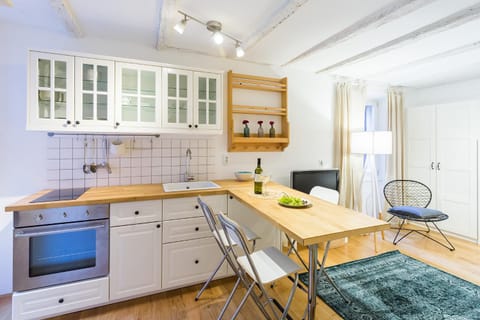 Kitchen or kitchenette, Seating area, Dining area