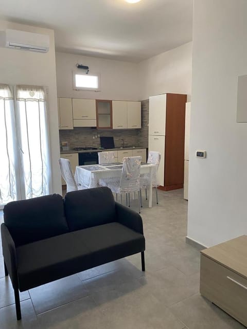 Kitchen or kitchenette, Living room, Seating area, Dining area, pet friendly, stove, air conditioner