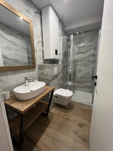 Shower, Toilet, Bathroom, towels