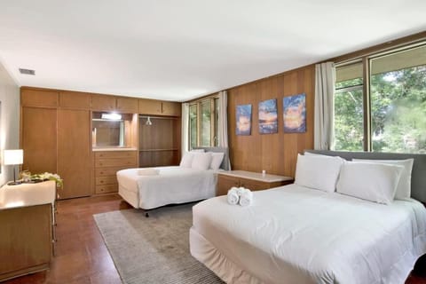 Midcentury Modern - Pool & Hot tub - Retro Retreat House in Mobile