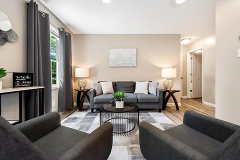 King Suite 2 Full Baths Stocked Kitchen Apartment in Warsaw