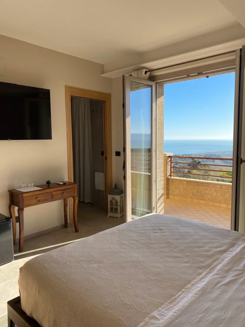 Bed, Natural landscape, View (from property/room), Balcony/Terrace, Bedroom, Sea view