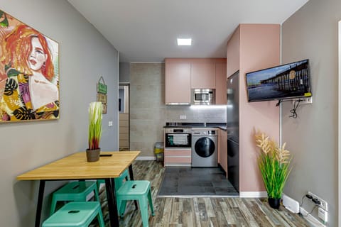 Kitchen or kitchenette, oven, pet friendly, stove, washing machine