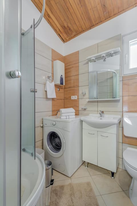 Shower, Toilet, towels, washing machine