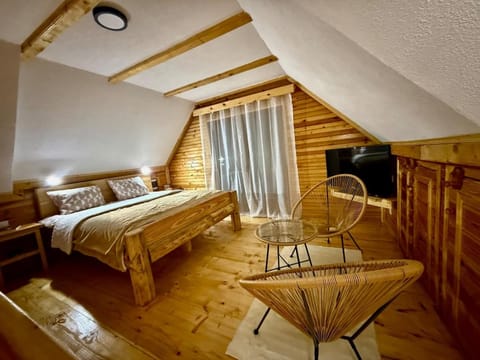 Bed, Photo of the whole room, Seating area, Bedroom