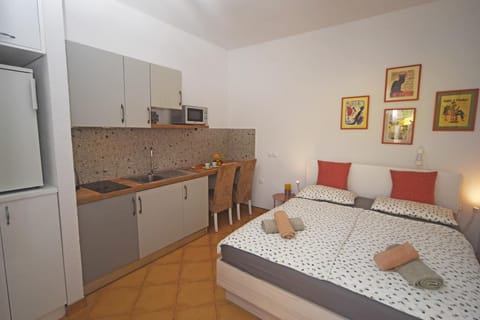 Bed, Kitchen or kitchenette, minibar, wardrobe