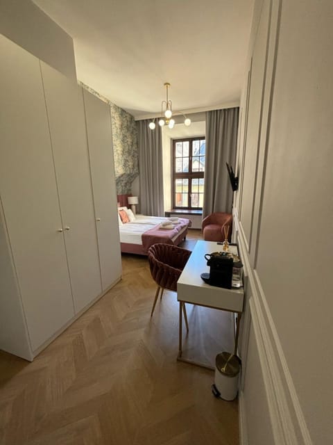 Bed, Living room, Photo of the whole room, Bedroom, hair dresser, wardrobe