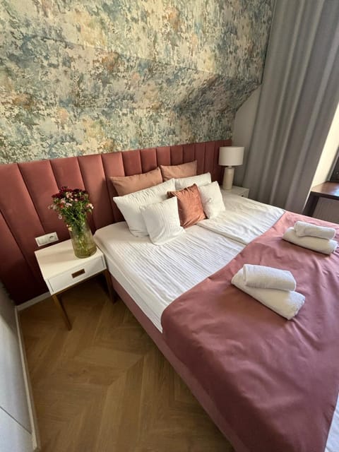 Bed, Photo of the whole room, Bedroom, towels