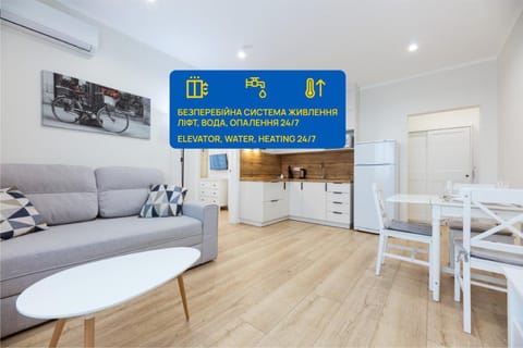 Coffee/tea facilities, Kitchen or kitchenette, Seating area, Dining area, microwave, stove