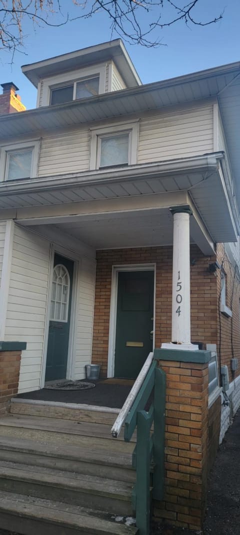 E. Michigan Walk Up Furnished 2 Bedroom APT Apartment in Lansing