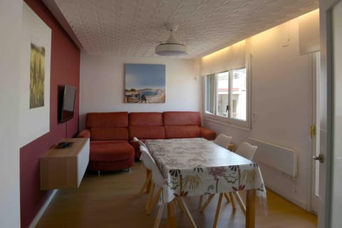 Communal lounge/ TV room, TV and multimedia, Balcony/Terrace, Dining area