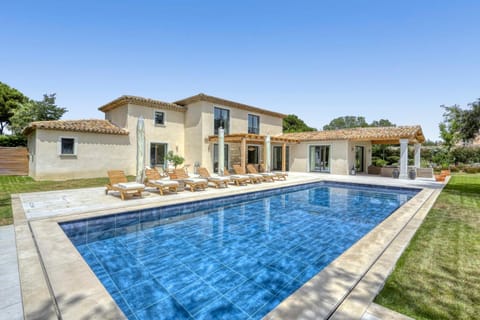 Property building, Patio, Day, Garden, Garden view, Pool view, sunbed