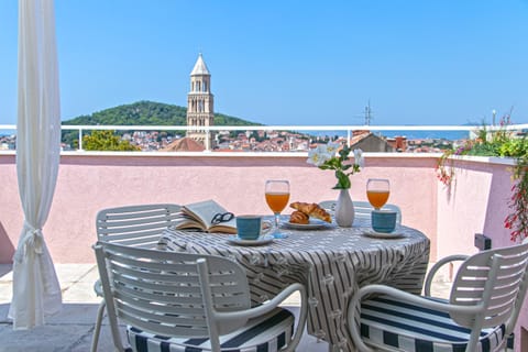 Balcony/Terrace, City view, Landmark view, Mountain view, Sea view