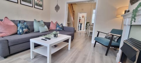 Toffees Townhouse a 2 Bed House in Liverpool 1 Mins walk to Goodison Park House in Liverpool